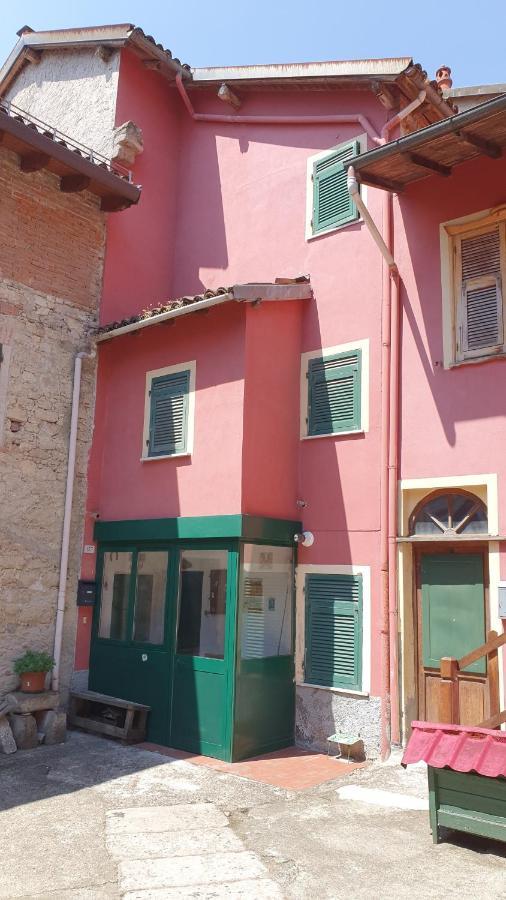 Casa vacanza Pegrini nel centro storico di Gavi Esterno foto